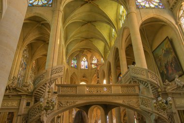 Saint-Etienne-du-Mont kilisesinin iç kısımları Gotik ve Rönesans unsurlarını harmonik bir şekilde birleştiriyor, taş oymalı galerisi, ince sütunları ve yüksek tavanları çaprazlanmış.