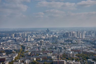 Montparnasse Kulesi 'nin tepesinden Paris' in panoramik manzarası, Jean Nouvel tarafından tasarlanan Tours Duo 'nun şehir yoğunluğunun ortasında eğimli siluetleriyle ortaya çıktığı yer. Çağdaş mimari arasındaki zıtlık 