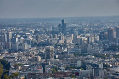 Montparnasse Kulesi 'nin tepesinden Paris' in panoramik manzarası, Jean Nouvel tarafından tasarlanan Tours Duo 'nun şehir yoğunluğunun ortasında eğimli siluetleriyle ortaya çıktığı yer. Çağdaş mimari arasındaki zıtlık 