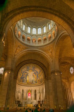 Paris, Fransa - 14 Ekim 2025, Montmartre 'deki Sacre-Corur Bazilikası' nın içi, merkezi kubbeyi çerçeveleyen süslü mahzenler, klasik sütunlar ve yaldızlı fresklerle donatılmış kutsal ve ruhani bir atmosferi ortaya çıkarmaktadır. lig