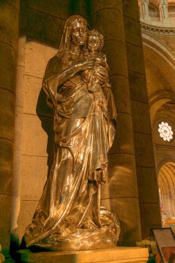 Paris, Fransa - 14 Ekim 2025, Montmartre 'deki Sacre-Corur Bazilikası' nın içi, merkezi kubbeyi çerçeveleyen süslü mahzenler, klasik sütunlar ve yaldızlı fresklerle donatılmış kutsal ve ruhani bir atmosferi ortaya çıkarmaktadır. Yumuşak filtrelenmiş doğal lig.