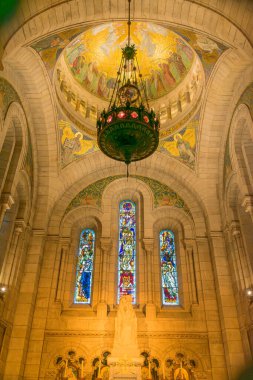 Paris, Fransa - 14 Ekim 2025, Montmartre 'deki Sacre-Corur Bazilikası' nın içi, merkezi kubbeyi çerçeveleyen süslü mahzenler, klasik sütunlar ve yaldızlı fresklerle donatılmış kutsal ve ruhani bir atmosferi ortaya çıkarmaktadır. lig