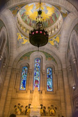 Paris, Fransa - 14 Ekim 2025, Montmartre 'deki Sacre-Corur Bazilikası' nın içi, merkezi kubbeyi çerçeveleyen süslü mahzenler, klasik sütunlar ve yaldızlı fresklerle donatılmış kutsal ve ruhani bir atmosferi ortaya çıkarmaktadır. lig