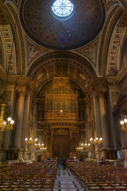 Aristide Cavaille-Coll 'un bir eseri olan Madeleine Kilisesi' nin büyük organı, Korint sütunları ve neoklasik pervazlar arasındaki yaldızlı yapısıyla göze çarpıyor. Simetrik bileşim
