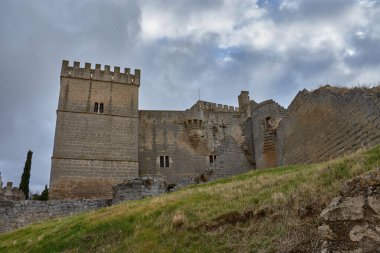 Fontaneda Kalesi olarak da bilinen Ampudia Şatosu, Palencia 'nın Ampudia kasabasında, kırsal bir manzara ve ortaçağ mimarisini çerçeveleyen çıplak ağaçlarla çevrelenmiş durumda. Çırpılmış kuleler, kaldırımlı yollar.