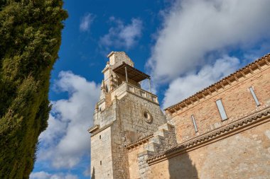 Valladolid ilinde yer alan San Cebrian de Mazote Kilisesi, bir taş çan kulesi ve geleneksel çatısı ile Mozarabik mimarisi ile göze çarpıyor. Parçalı bulutlu gökyüzü, yapının hacmini ve dokusunu arttırır.
