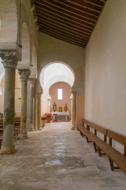 San Cebrian de Mazote Kilisesi 'nin iç kısımları dekore edilmiş sütunları, yarı dairesel kemerleri ve açıkta duran ahşap tavanı olan Mozarabik bir yapı ortaya koymaktadır. Kemerli pencerelerden içeri giren doğal ışık simetri alanını güçlendirir.