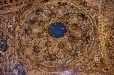 Bu hava görüntüsü Benavente Şapeli 'nin mahzenini yakalar ve Plateresk Rönesans' ın olağanüstü yoğunluğunun tüm taş yüzeyi kapladığını gösterir. Dekorasyonda bitki motifleri ve figürler yer alıyor