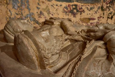 Medina de Rioseco, Valladolid 'deki Benavente Şapeli' nde yaslanmış figürlerle ayrıntılı Rönesans cenaze anıtı.