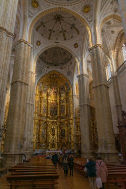 Medina de Rioseco, Valladolid, 6 Aralık 2025, Medina de Rioseco, Valladolid 'deki Aziz James Kilisesi' nin etkileyici iç yüzünü gösteren simetrik ve ön görünüm, maymuna hakim olan büyük Barok sunağını sergiliyor. Th