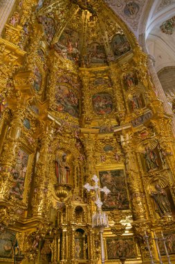 Medina de Rioseco, Valladolid 'de Havari Aziz James Kilisesi' nin etkileyici iç yüzünü simetrik ve önden gören bir manzara, büyük Barok sunağını gözler önüne seriyor.. 