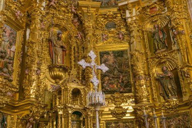 Medina de Rioseco, Valladolid 'de Havari Aziz James Kilisesi' nin etkileyici iç yüzünü simetrik ve önden gören bir manzara, büyük Barok sunağını gözler önüne seriyor.. 