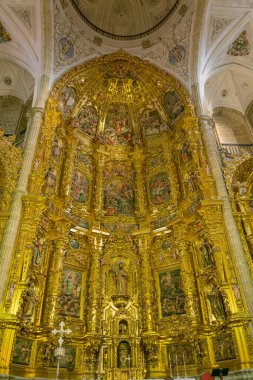 Medina de Rioseco, Valladolid 'de Havari Aziz James Kilisesi' nin etkileyici iç yüzünü simetrik ve önden gören bir manzara, büyük Barok sunağını gözler önüne seriyor.. 