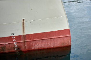 İspanya, Galiçya, Orillamar 'daki Vigo limanına yanaşmış bir balıkçı teknesinin pruvasına yakın çekim. Resim deniz operasyonları için gerekli olan su hattı ve taslak işaretlerini gösteriyor.