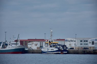 Vigo, Pontevedra, İspanya; Aralık, 28,2024: Vigo, Galiçya, İspanya 'daki Orillamar limanına yanaşan açık deniz balıkçı teknelerinin canlı bir sahnesi. Bu dinamik görüntü, Avrupa 'nın önemli bir balıkçı merkezinin hareketli faaliyetlerini gösteriyor. İlgili temalar için mükemmel