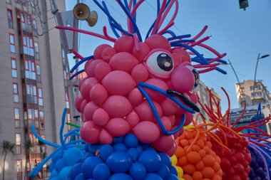 Vigo, Pontevedra, İspanya; 5 Ocak 2026, Vigo sokaklarında mavi, pembe ve sarı balonlardan yapılmış dev bir solucan geziyor ve Üç Krallar Günü geçit törenine renk ve neşe getiriyor..