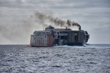 Tenerife, İspanya, 14 Ocak 2026 Volkan de Tirajana 'nın heybetli kırmızı ve beyaz gövdesi yüksek hızlı katamaran okyanus dalgalarını teknik hassasiyetle keser..
