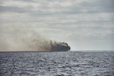 Tenerife, İspanya, 14 Ocak 2026 Volcan de Tirajana feribotundan yoğun bir kara duman bulutu yükselir ve Atlantik Okyanusu 'nun sularında teknik zorluklarla yol alır..