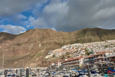Los Gigantes, Tenerife, İspanya, 15 Ocak 2026 'da Los Gigantes' in dik volkanik yamacı boyunca beyaz önlü evler ve oteller düzenlenerek kayaların renkleriyle çarpıcı bir görsel kontrast oluşturuldu..