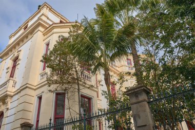 Laguna 'daki bu görkemli, eklektik tarzda malikane krem rengi, kırmızı ahşap işçiliği ve bereketli Kanarya bitkileriyle bütünleşmesiyle göze çarpıyor..