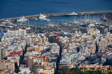 Başkentin yoğun kentsel dokusu limanın petrol platformları ve Atlantik Okyanusu 'nun altındaki gemilerle dolup taştığı sahile doğru uzanıyor..