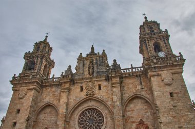 İspanya, Galiçya, Lugo 'daki Mondonedo Katedrali' nin etkileyici yüzü. Çekim, katedralin mimari ayrıntılarını ve tarihi önemini vurguluyor. Büyük yapı, bölgenin zengin mirasının bir kanıtı olarak duruyor.