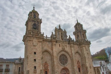 İspanya, Galiçya, Lugo 'daki Mondonedo Katedrali' nin etkileyici yüzü. Çekim, katedralin mimari ayrıntılarını ve tarihi önemini vurguluyor. Büyük yapı, bölgenin zengin mirasının bir kanıtı olarak duruyor.