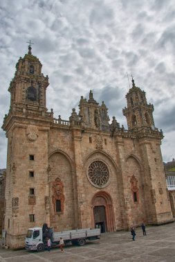 İspanya, Galiçya, Lugo 'daki Mondonedo Katedrali' nin etkileyici yüzü. Çekim, katedralin mimari ayrıntılarını ve tarihi önemini vurguluyor. Büyük yapı, bölgenin zengin mirasının bir kanıtı olarak duruyor.