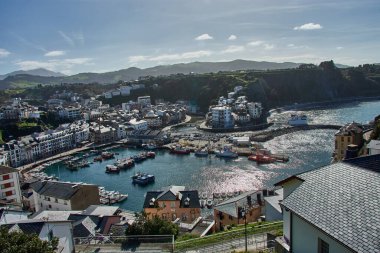 Bu hava görüntüsü İspanya 'nın Asturias kentindeki renkli balıkçı tekneleri ve büyüleyici şehir manzarasıyla Luarca limanını yakalıyor. Çekim, şehrin deniz yaşamını ön plana çıkaran hareketli limana benzersiz bir bakış açısı sunuyor.