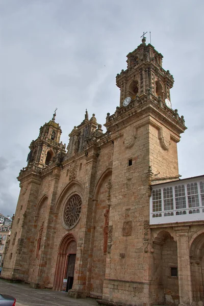 İspanya, Galiçya, Lugo 'daki Mondonedo Katedrali' nin etkileyici yüzü. Çekim, katedralin mimari ayrıntılarını ve tarihi önemini vurguluyor. Büyük yapı, bölgenin zengin mirasının bir kanıtı olarak duruyor.