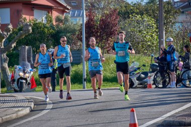 Nigran, Pontevedra, İspanya; 6 Nisan 2025; Bu yakın plan, İspanya 'nın Nigran kentinden geçerken yıllık Vigo-Bayona maratonuna katılan koşucuların enerjilerini ve kararlılıklarını yakalar. Fotoğraf yarışın şiddetini vurguluyor ve...