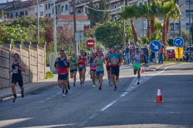 Nigran, Pontevedra, İspanya; 6 Nisan 2025; Bu yakın plan, İspanya 'nın Nigran kentinden geçerken yıllık Vigo-Bayona maratonuna katılan koşucuların enerjilerini ve kararlılıklarını yakalar. Fotoğraf yarışın şiddetini vurguluyor ve...