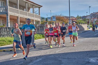 Nigran, Pontevedra, İspanya; 6 Nisan 2025; Bu yakın plan, İspanya 'nın Nigran kentinden geçerken yıllık Vigo-Bayona maratonuna katılan koşucuların enerjilerini ve kararlılıklarını yakalar. Fotoğraf yarışın şiddetini vurguluyor ve...