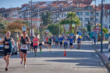 Nigran, Pontevedra, İspanya; 6 Nisan 2025; Bu yakın plan, İspanya 'nın Nigran kentinden geçerken yıllık Vigo-Bayona maratonuna katılan koşucuların enerjilerini ve kararlılıklarını yakalar. Fotoğraf yarışın şiddetini vurguluyor ve...