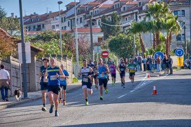 Nigran, Pontevedra, İspanya; 6 Nisan 2025; Bu yakın plan, İspanya 'nın Nigran kentinden geçerken yıllık Vigo-Bayona maratonuna katılan koşucuların enerjilerini ve kararlılıklarını yakalar. Fotoğraf yarışın şiddetini vurguluyor ve...