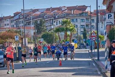 Nigran, Pontevedra, İspanya; 6 Nisan 2025; Bu yakın plan, İspanya 'nın Nigran kentinden geçerken yıllık Vigo-Bayona maratonuna katılan koşucuların enerjilerini ve kararlılıklarını yakalar. Fotoğraf yarışın şiddetini vurguluyor ve...