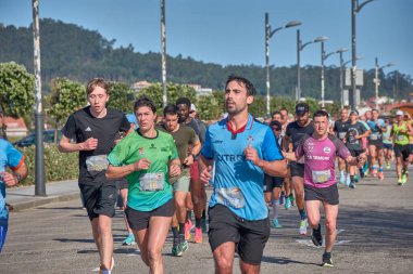 Nigran, Pontevedra, İspanya; 6 Nisan 2025; Bu yakın plan, İspanya 'nın Nigran kentinden geçerken yıllık Vigo-Bayona maratonuna katılan koşucuların enerjilerini ve kararlılıklarını yakalar. Fotoğraf yarışın şiddetini vurguluyor ve...
