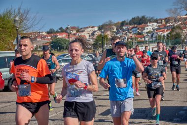 Nigran, Pontevedra, İspanya; 6 Nisan 2025; Bu yakın plan, İspanya 'nın Nigran kentinden geçerken yıllık Vigo-Bayona maratonuna katılan koşucuların enerjilerini ve kararlılıklarını yakalar. Fotoğraf yarışın şiddetini vurguluyor ve...