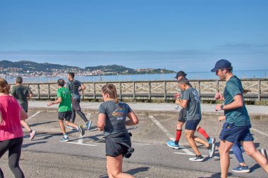 Nigran, Pontevedra, İspanya; 6 Nisan 2025; Bu yakın plan, İspanya 'nın Nigran kentinden geçerken yıllık Vigo-Bayona maratonuna katılan koşucuların enerjilerini ve kararlılıklarını yakalar. Fotoğraf yarışın şiddetini vurguluyor ve...