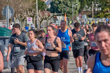 Nigran, Pontevedra, İspanya; 6 Nisan 2025; Bu yakın plan, İspanya 'nın Nigran kentinden geçerken yıllık Vigo-Bayona maratonuna katılan koşucuların enerjilerini ve kararlılıklarını yakalar. Fotoğraf yarışın şiddetini vurguluyor ve...