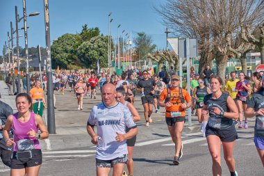 Nigran, Pontevedra, İspanya; 6 Nisan 2025; Bu yakın plan, İspanya 'nın Nigran kentinden geçerken yıllık Vigo-Bayona maratonuna katılan koşucuların enerjilerini ve kararlılıklarını yakalar. Fotoğraf yarışın şiddetini vurguluyor ve...
