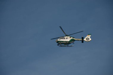 Bayona, Galiçya, İspanya, 28 Şubat 2026, Sivil Muhafız helikopteri, özel yeşil ve beyaz üniformasıyla tanınır, kıyı gözetimi sırasında Baiona 'nın açık göklerinde süzülür..