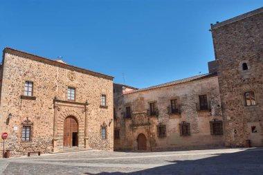 Episcopal Sarayı, görkemli Rönesans yüzüyle Caceres 'teki Plaza de Santa Maria' ya hükmediyor, yarı dairesel kemerli dubası ve çift sıra küllerini sergiliyor. Kompozisyon, tarihi mimarinin özünü yakalar.