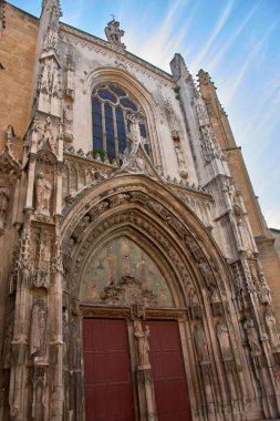 Aix-en-Provence 'deki Saint Sauveur Katedrali' nin etkileyici cephesi, Romanesk, Gotik ve Barok mimari stillerini uyumlu bir şekilde birleştiren bir binadır. Kompozisyon ana geçidin anıtsallığını vurguluyor