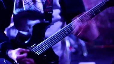 bir solo gitar çalmak