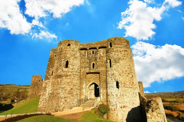 Kidwelly Kalesi, Galler 'in Carmarthenshire şehrinde bulunan bir Norman kalesidir..