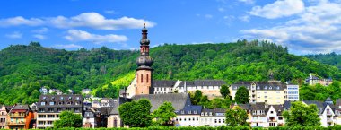 Cochem, Almanya 'nın batısında yer alan Moselle Nehri kıyısında yer alan bir şehirdir..