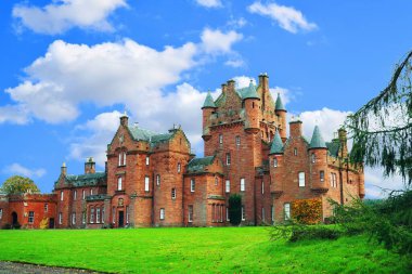 Ayton Şatosu, Berwickshire yakınlarındaki İskoç sınırındaki Ayton köyünün doğusunda yer alan 19. yüzyıldan kalma bir İskoç-Baronluk konağıdır..