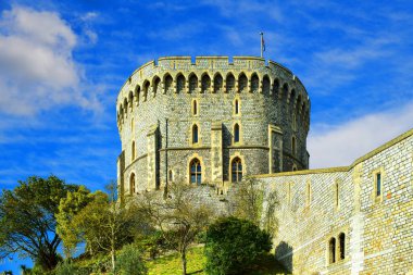 Windsor Kalesi dünyadaki en eski ve en büyük yerleşim yerlerinden biridir. İngiltere 'nin Berkshire kentinde yer alır ve Thames Nehri' ne bakar..