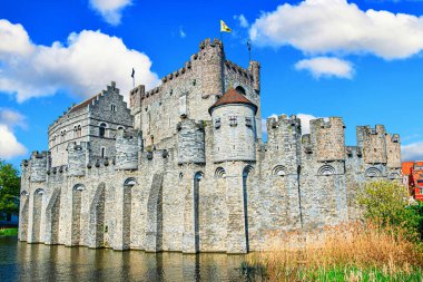 Gent, Belçika 'nın göbeğinde yer alan Gravensteen Kalesi 12. yüzyıla dayanan iyi korunmuş bir ortaçağ kalesidir..